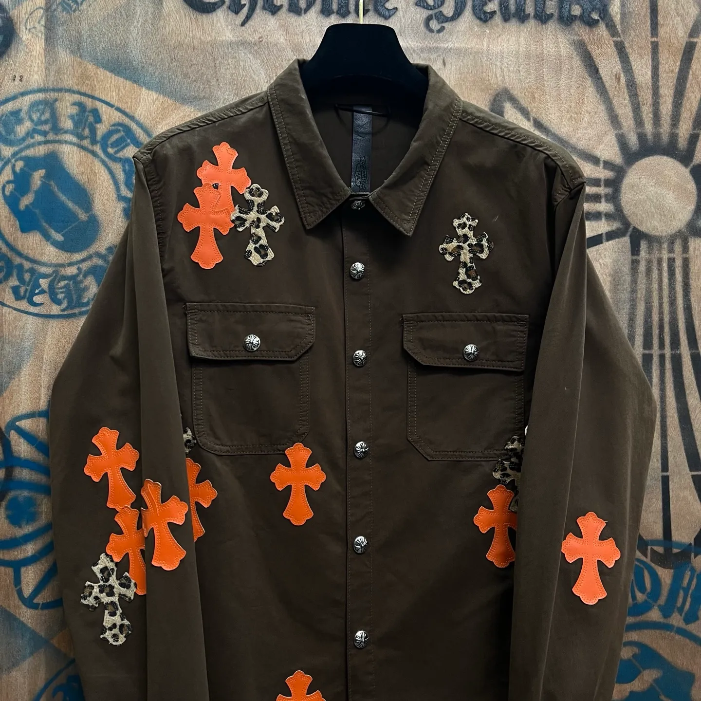 P610 Wang Zha has a new one! Heavy 15.5oz! Kill all market versions instantly! The price has bottomed out. Chrome Hearts Haute Couture Chrome Hearts patchwork leather denim jacket. The choice of high-grade twill denim custom-made fabrics is very important. It distinguishes the low version and wrong version of all pure black denim fabrics on the market. The cross patchwork leather is all imitation lambskin. All dyeing is completely restored without color difference. The inner leather label is first-layer calfskin. All hardware is 925 silver plated. It distinguishes all versions on the market. There is no better casual comparison in the market. Same style for men and women S-XL